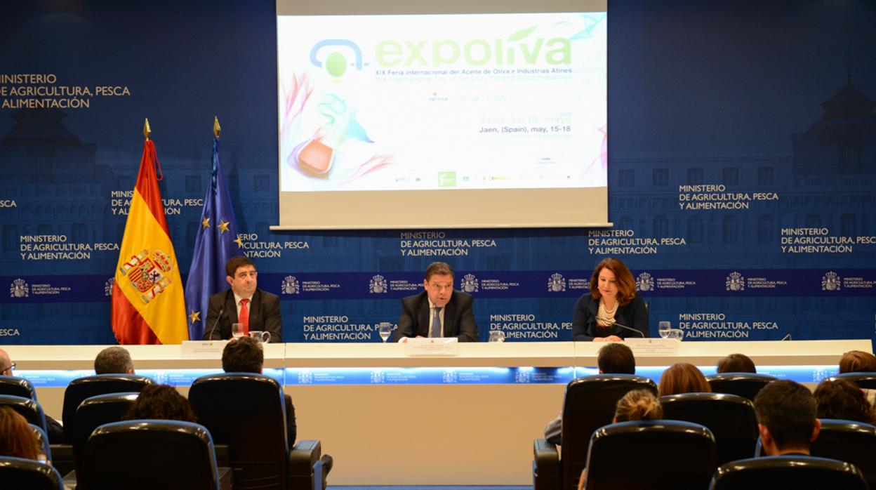 El ministro de Agricultura, Luis Planas, junto a Carmen Crespo y Francisco Reyes, durante la presentación