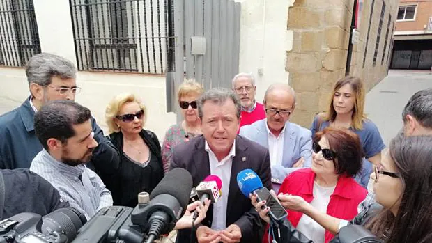 El alcalde de Linares dice que «huele muy mal» el archivo de la causa de la dirigente socialista Pilar Parra