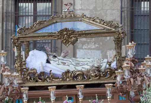 Imagen de la Virgen del Tránsito de Córdoba durante su salida procesional