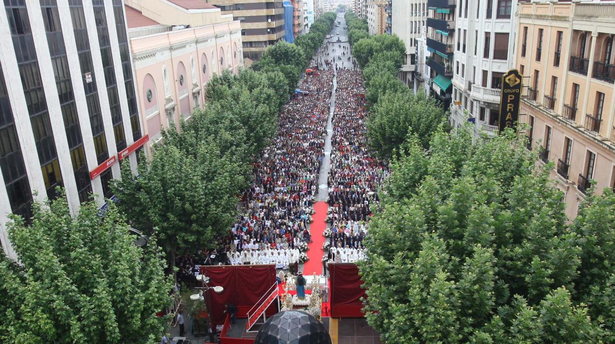 Acto de coronación de la imagen de María Auxiliadora en el bulevar del Gran Capitán de Córdoba