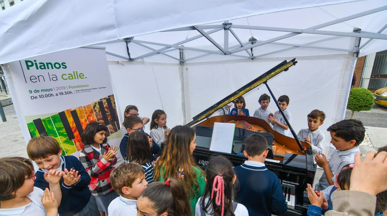 Escolares con uno de los pianos dispuestos en las calles de Pozoblanco