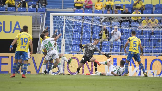 El Córdoba cae ante Las Palmas (1-0) en su primer «match ball» y baja a las catacumbas del fútbol