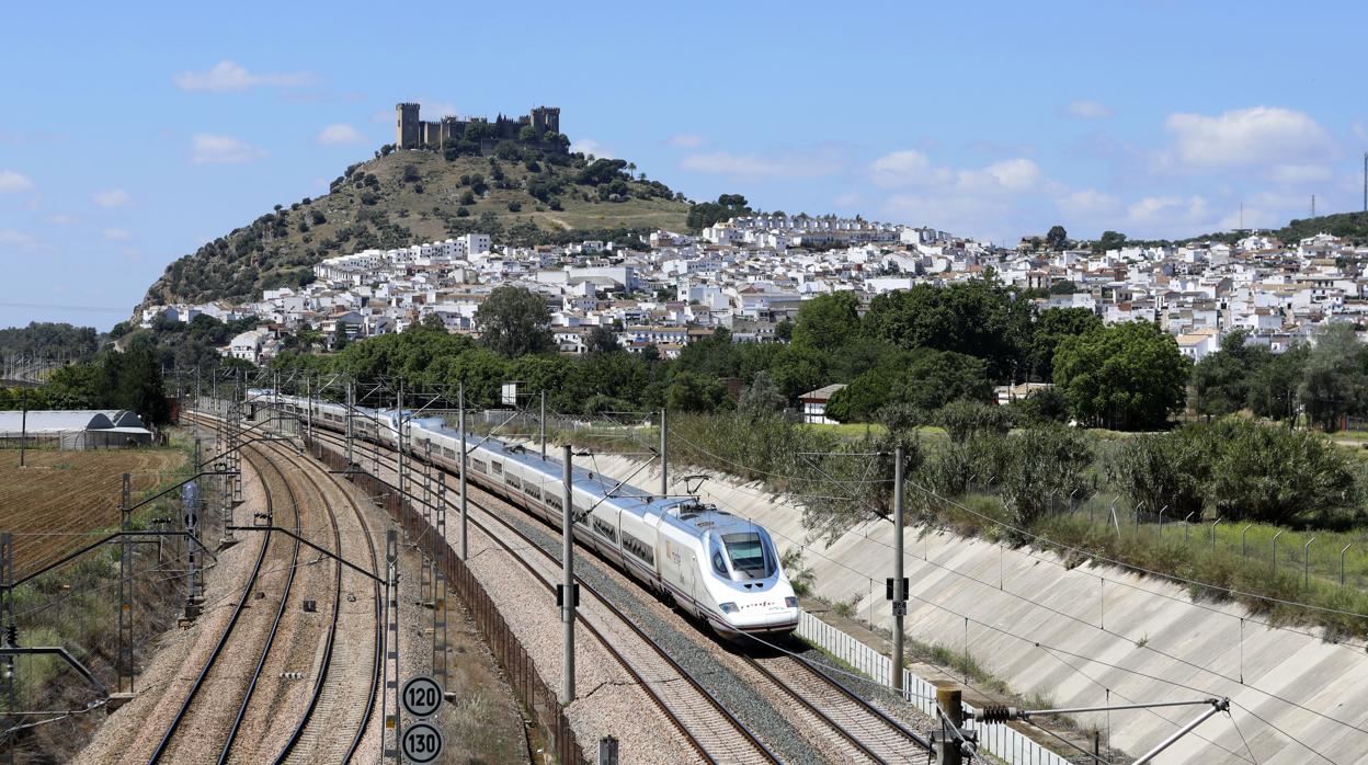 Un tren de alta velocidad a su paso por Almodóvar del Río