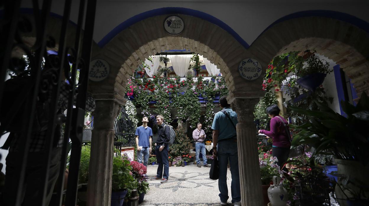 Patio de la calle Isabel II de Córdoba, muy visitado por los turistas