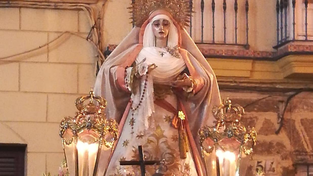 Rosario vespertino con la Virgen de los Dolores por la feligresía