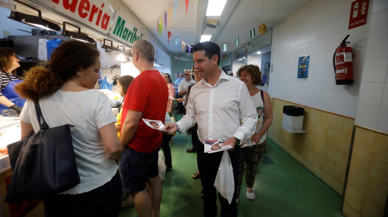 El alcaldable de IU, Pedro García, durante su visita el sábado al mercado de La Mosca