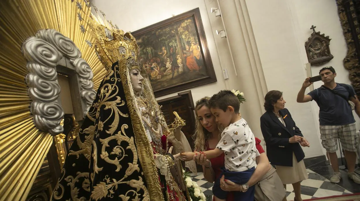 Besamanos extraordinario a Nuestra Señora de los Dolores coronada de Córdoba