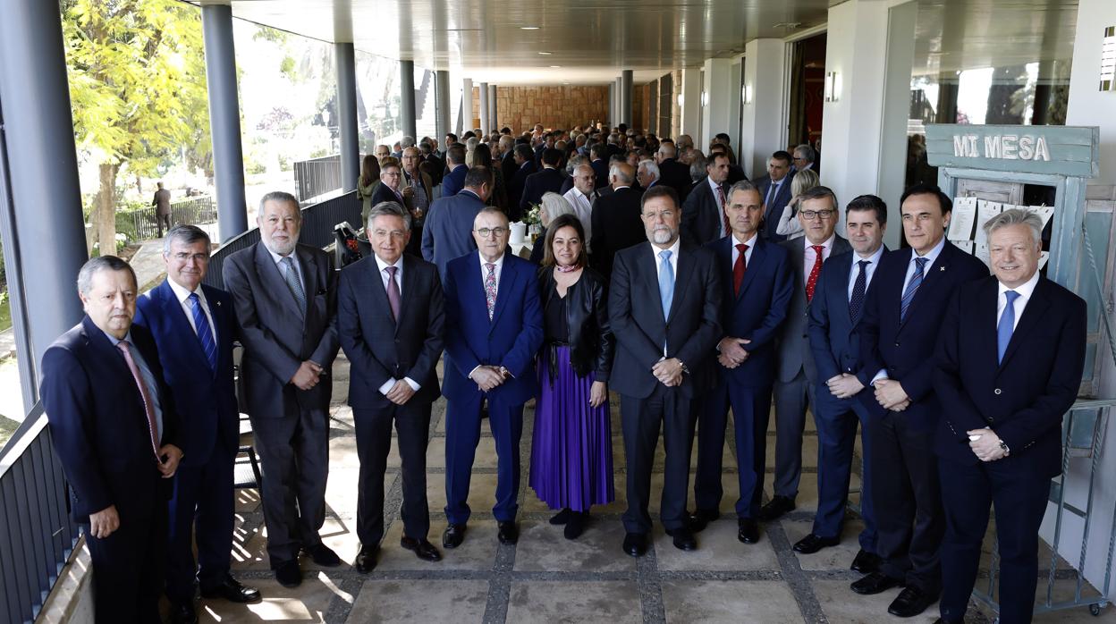 El nuevo comisario, Francisco Jurado, el primero por la izquierda en la despedida de su predecesor, a la derecha