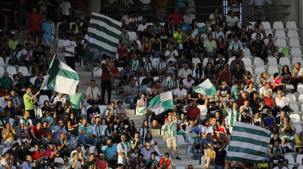 La afición del Córdoba CF, con banderas durante un partido de los blanquiverdes