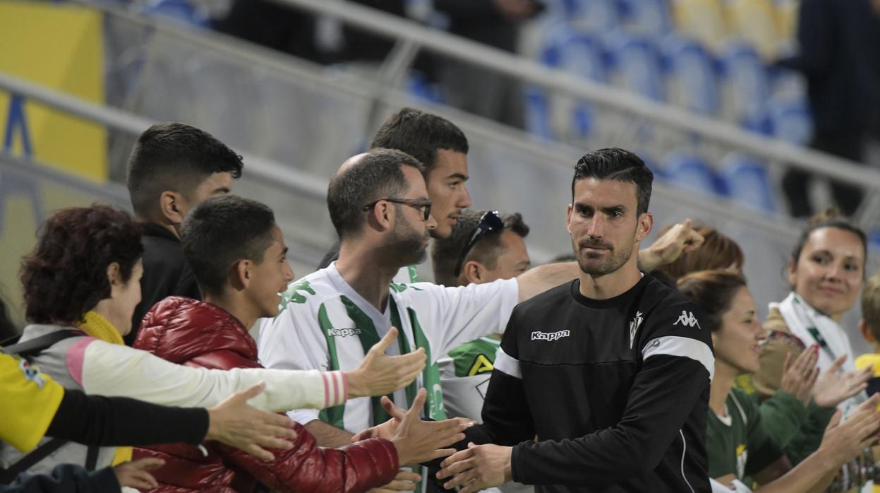 El capitán del Córdoba, Alejandro Alfaro, se despide de la afición tras el descenso en Las Palmas