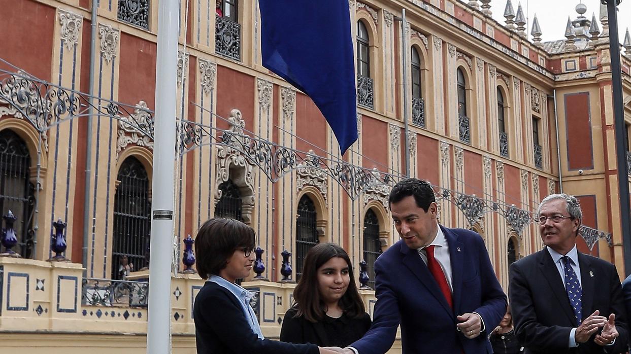 El consejero Rogelio Velasco junto a Juanma Moreno en la celebración del Día de Europa