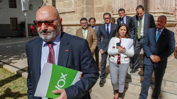 Vox vuelve a amenazar a PP y Ciudadanos con tumbar el presupuesto de Andalucía