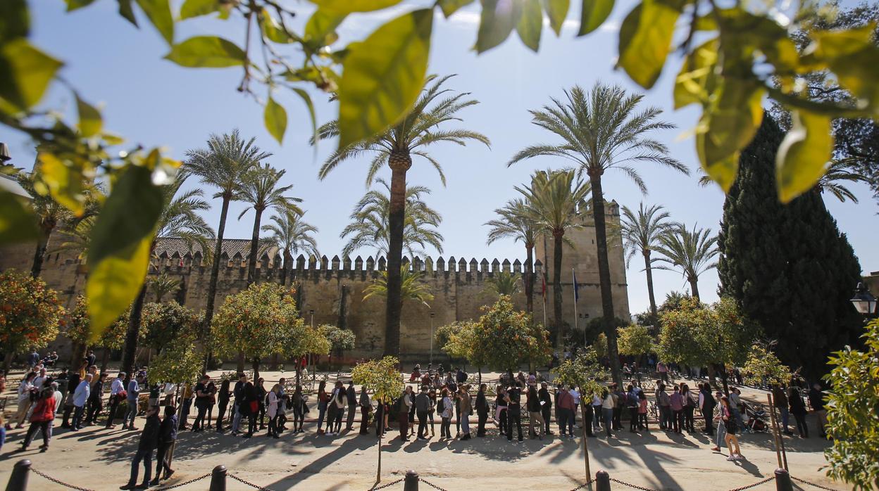 Colas de visitantes a las puertas del Alcázar de los Reyes Cristianos de Córdoba