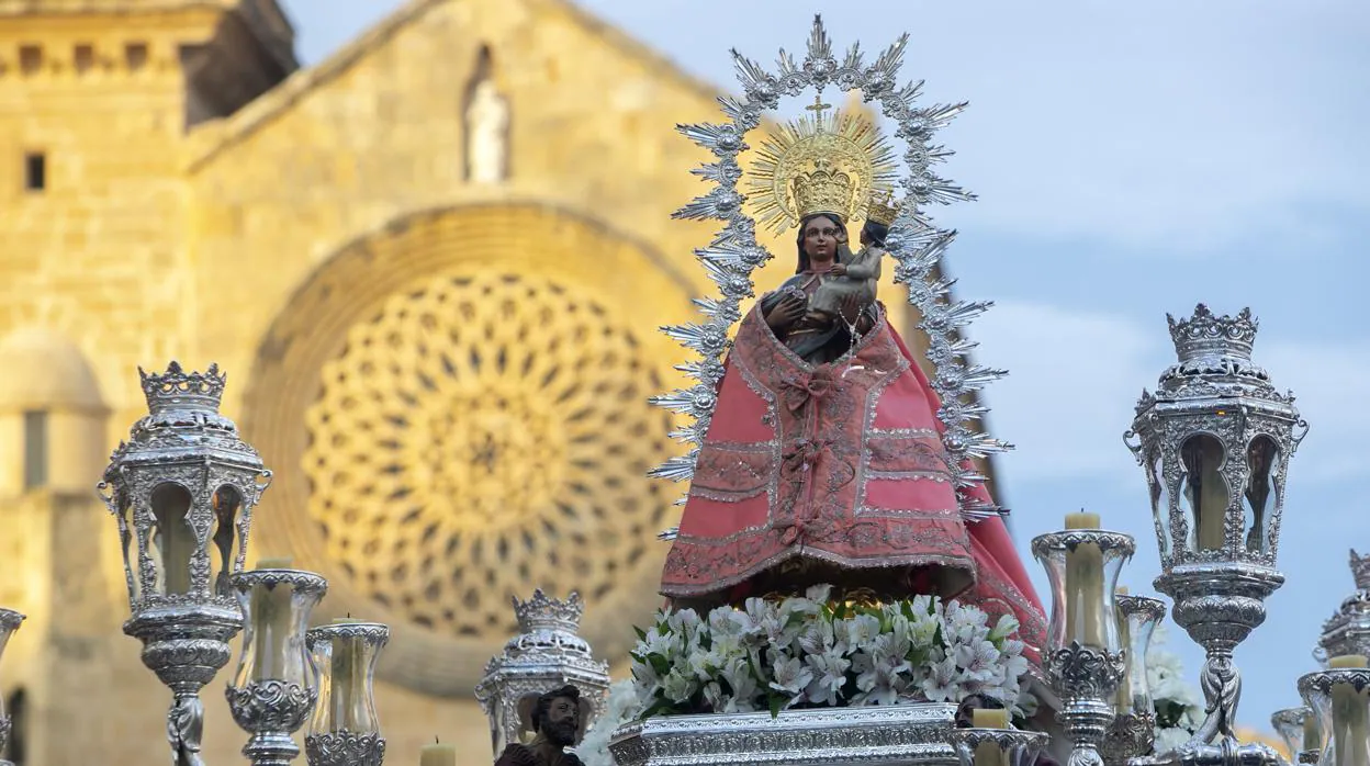 Salida procesional de la Virgen de Villaviciosa de Córdoba desde la parroquia de San Lorenzo