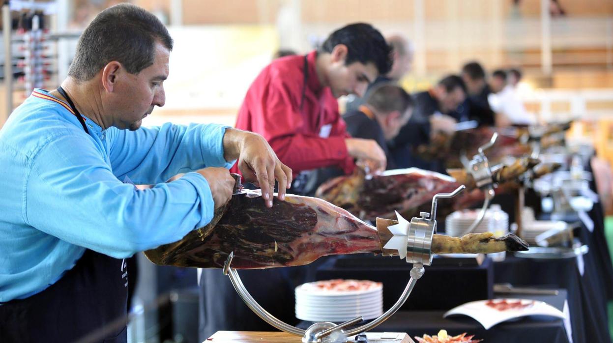 Cortadores durante una edición de la Feria del Jamón