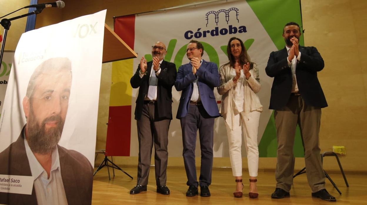 Rafael Saco (último a la derecha), hoy en el mitin de cierre de campaña de Vox en Córdoba