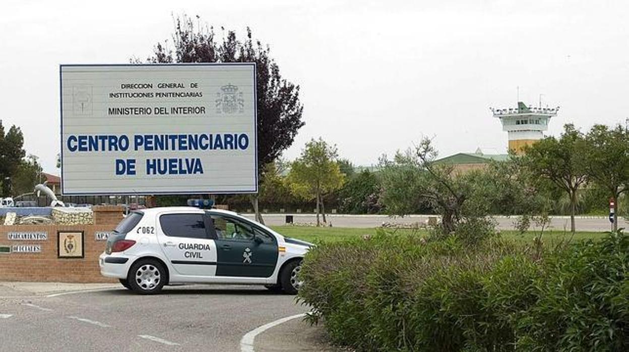 Entrada a la cárcel de Huelva