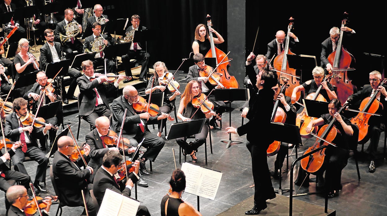 La Orquesta, dirigida por Domingez Nieto, en un concierto