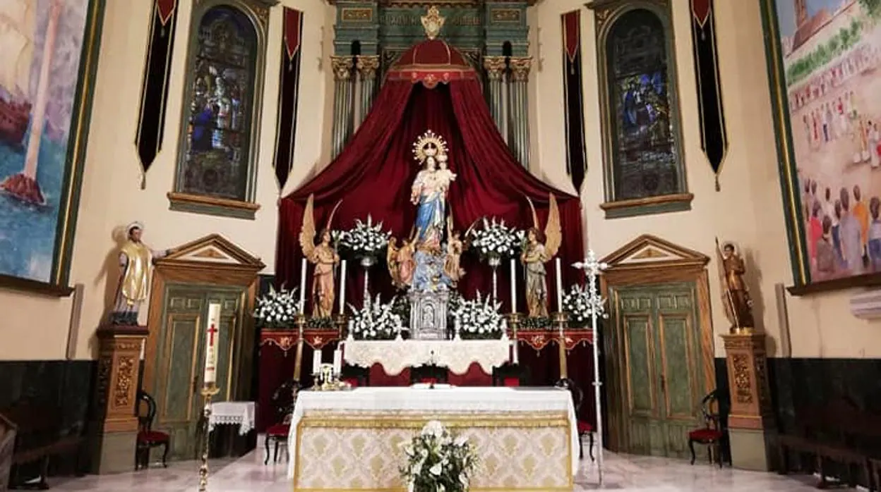 María Auxiliadora de Córdoba bajo un tabernáculo en los cultos de su novena