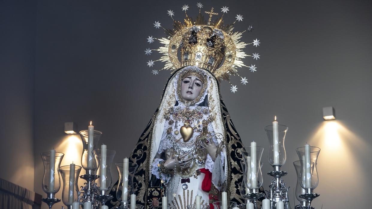 Nuestra Señora de los Dolores coronada de Córdoba motnada en su paso el pasado Viernes Santo