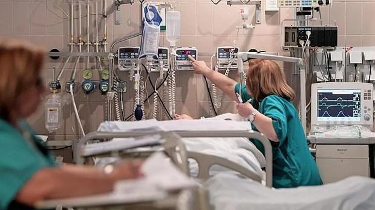 Dos enfermeras atienden a un paciente