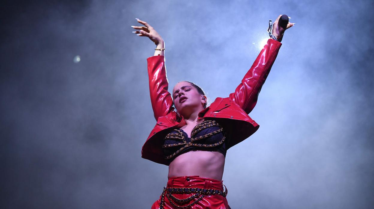 Rosalía durante su actuación en el Coachella