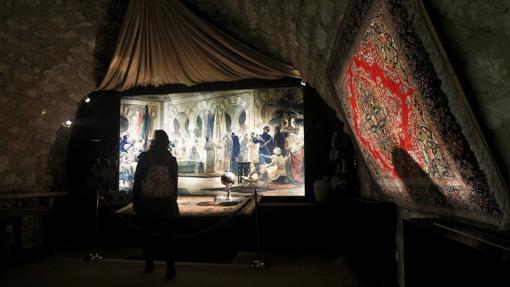 Una mujer en el interior del Museo Vivo de Al-Ándaluz en la Torre de la Calahorra