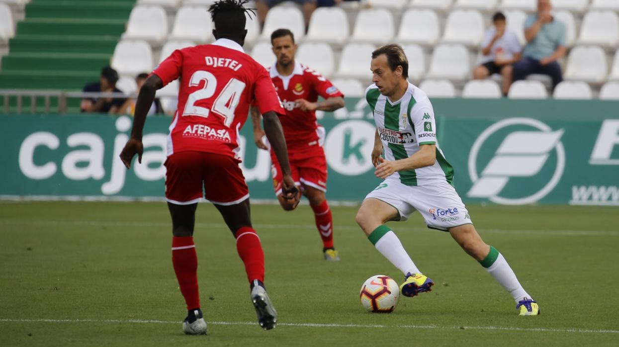 Javi Lara conduce el esférico ante Djetei