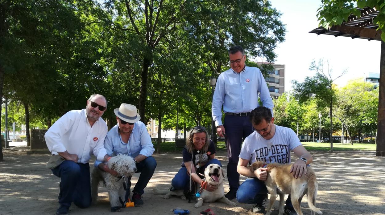 Isabel Albás con su perro Nano junto a miembros del partido y sus mascotas