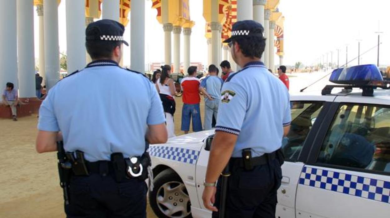 Dos agentes de la Policía Local, en la portada de la Feria en una foto de archivo