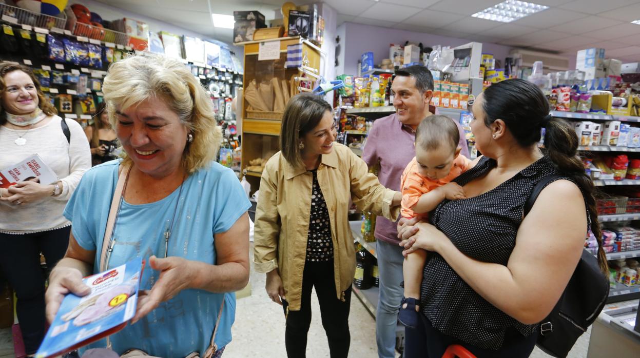 La candidata a la reelección del PSOE, Isabel Ambrosio, en un comercio de las Moreras