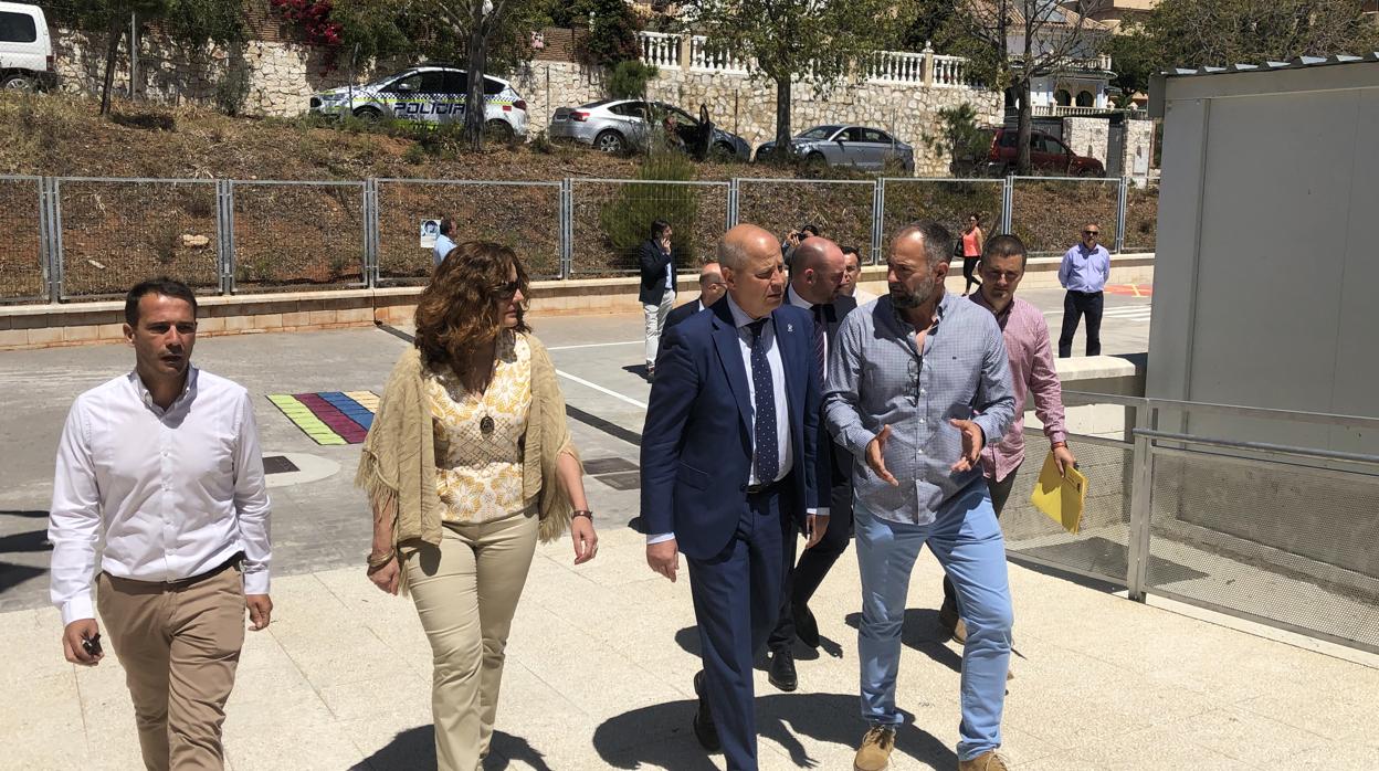 Javier Imbroda conversa con el director del colegio Jardín Botánico de MIjas, Vicente Martínez