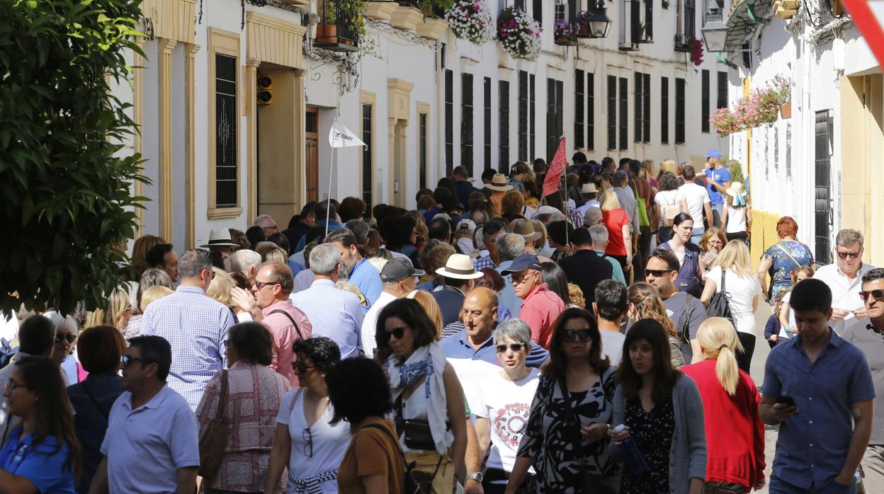 Colas en la calle Marroquíes en el último día de patios