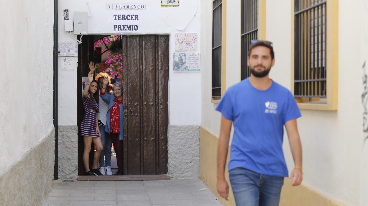 Un controlador se marcha del patio de la calle Tinte, 9