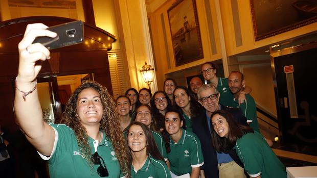 La Fundación Unicaja recibe a sus campeonas de baloncesto tras el ascenso de este fin de semana