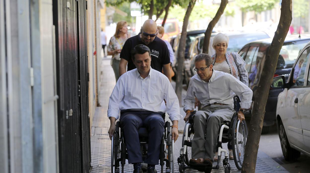 Bellido, en silla de ruedas en un acto electoral, ayer en Ciudad Jardín