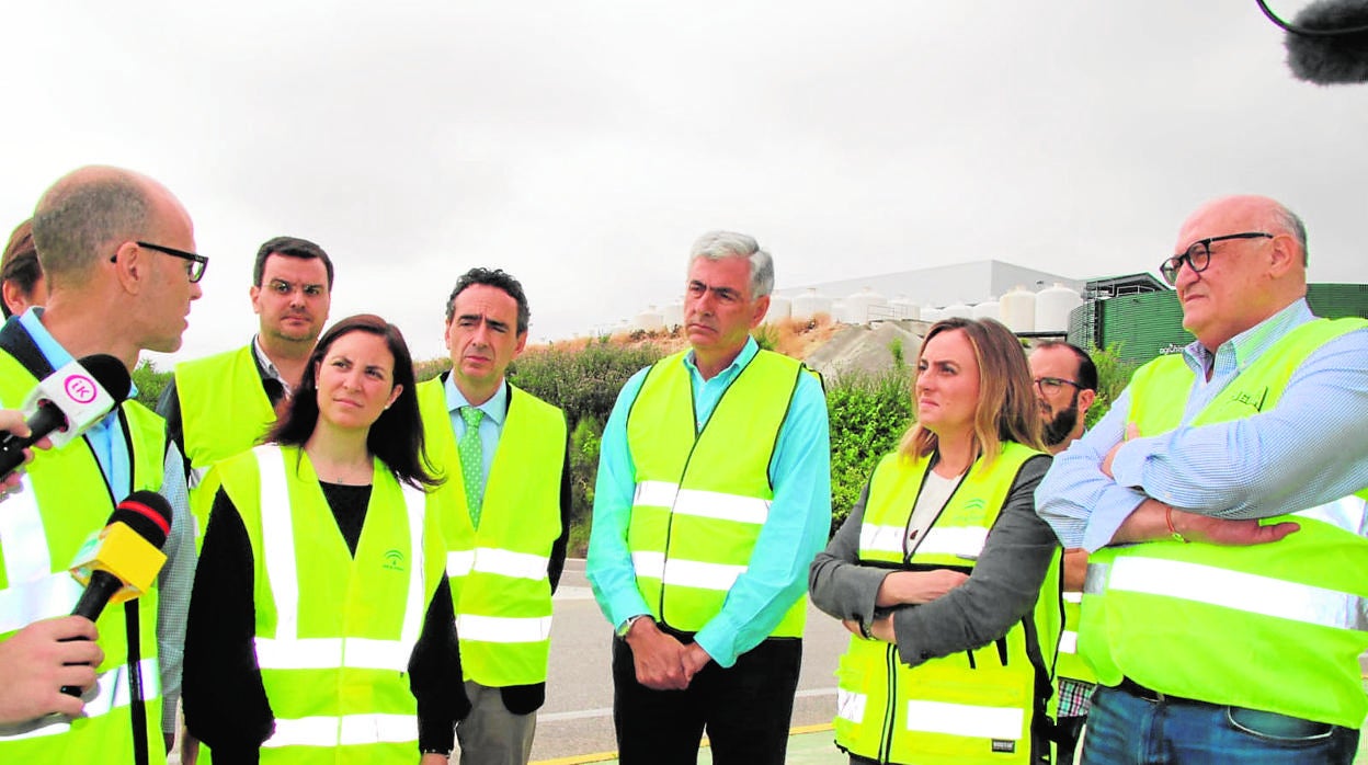 La consejera de Fomento, a la izquierda, en su visita a La Rambla