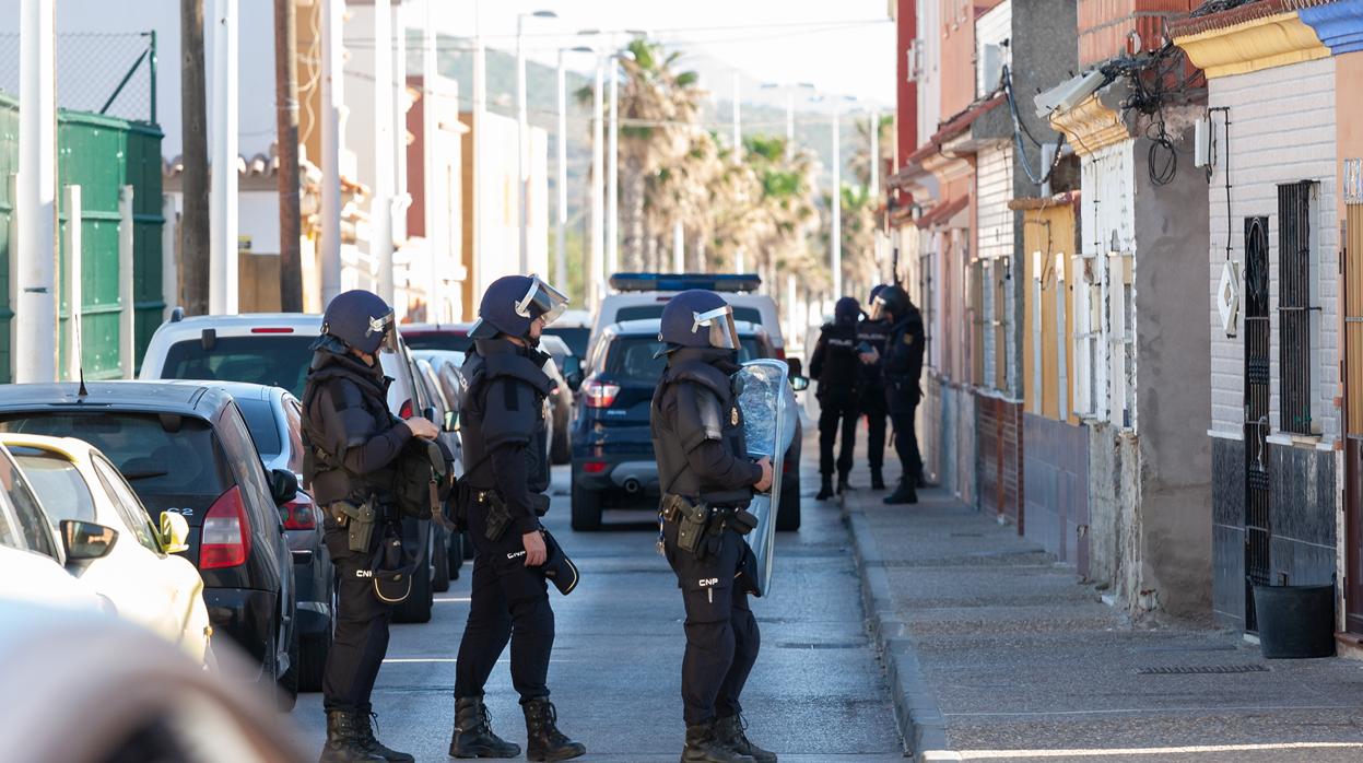 Algunos de los agentes que participan en esta operación, este martes en La Atunara