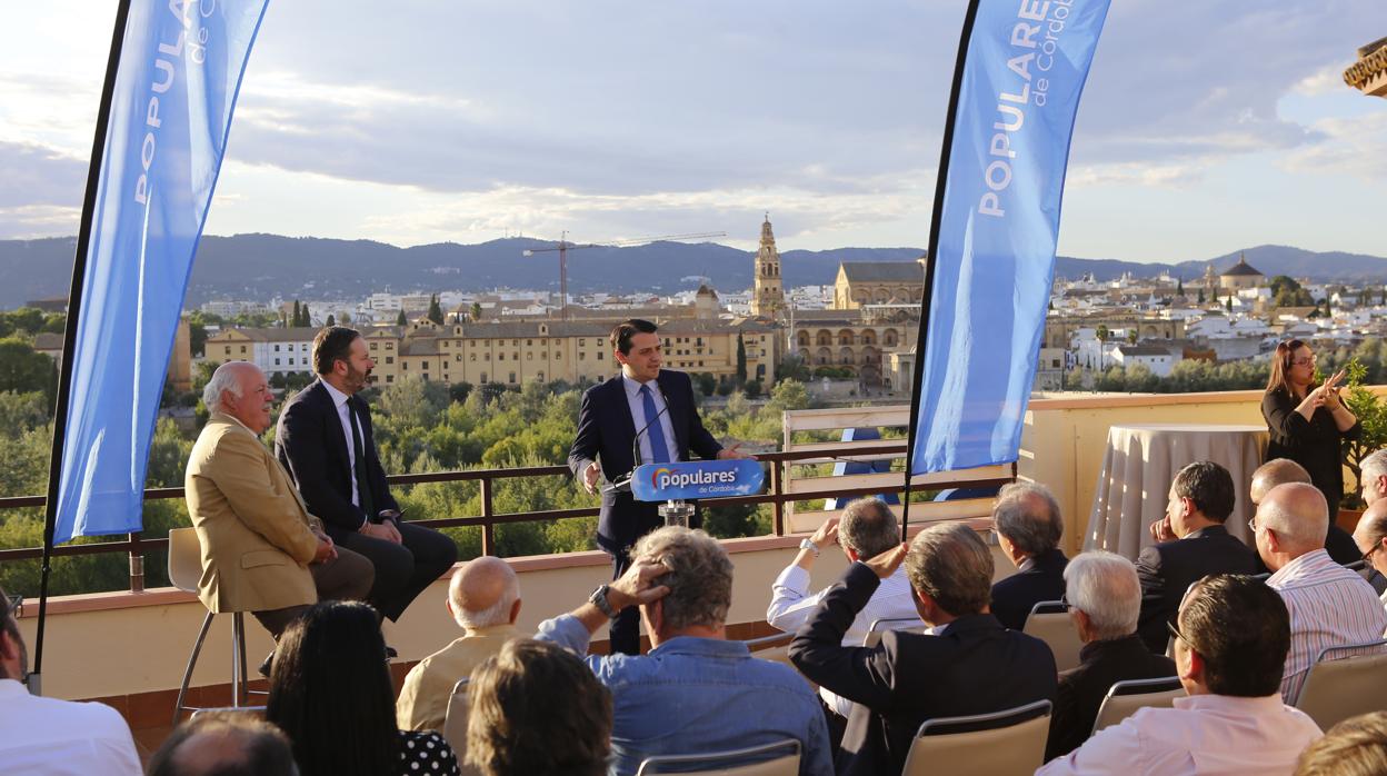 José María Bellido en el acto de campaña, con la Mezquita-Catedral al fondo