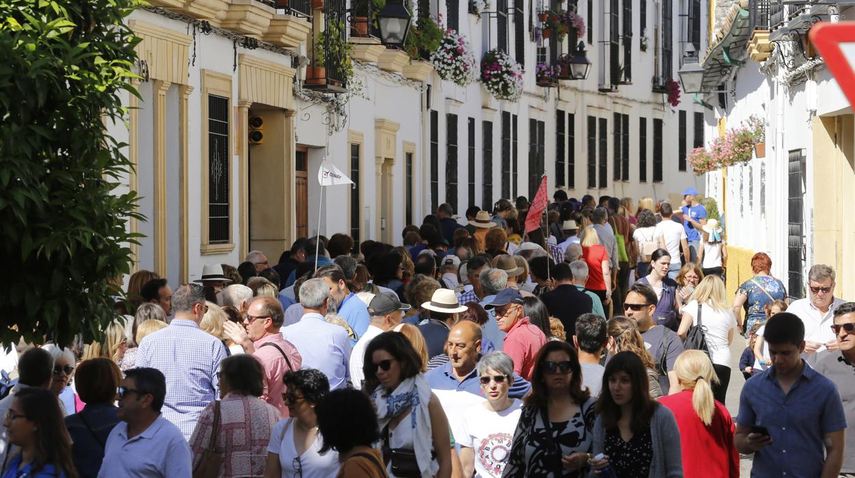 Colas para acceder al patio de Marroquíes, 6, con varios banderines de guías turísticos, el pasado sábado