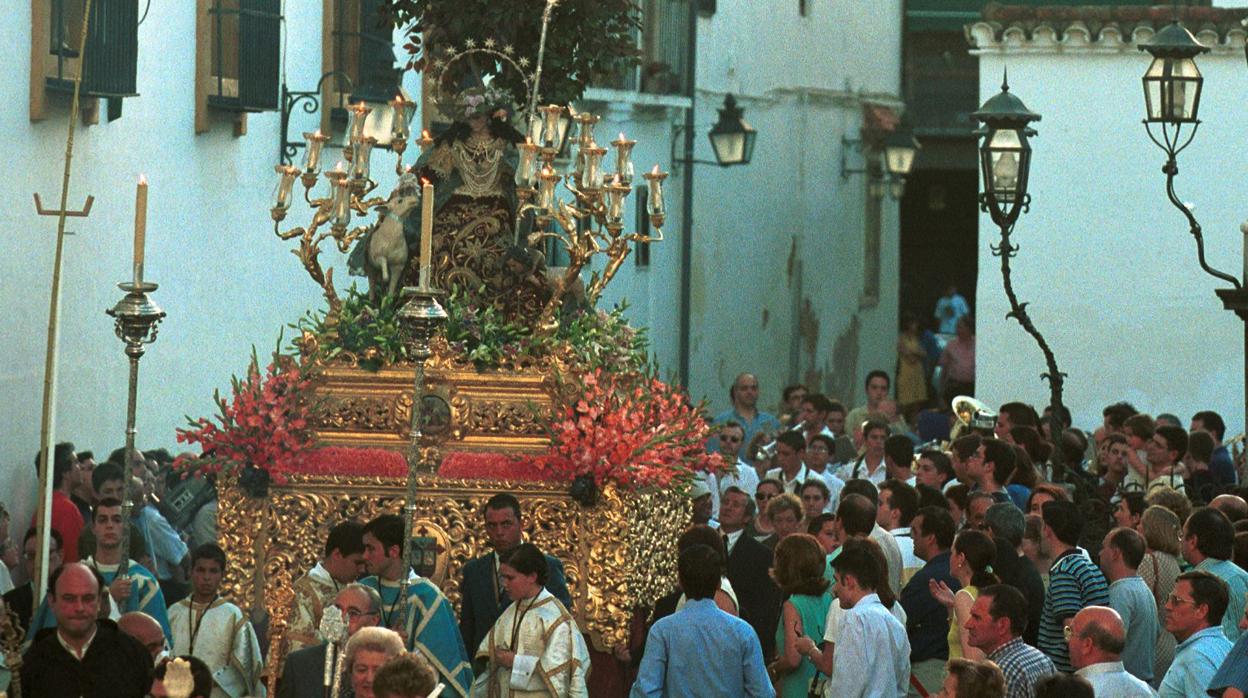 Salida procesional de la Divina Pastora del año 2000 con Fray Ricardo de Córdoba en la presidencia