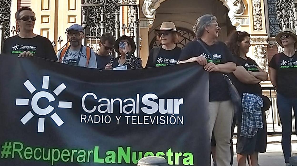 Trabajadores durante la protesta de Canal Sur