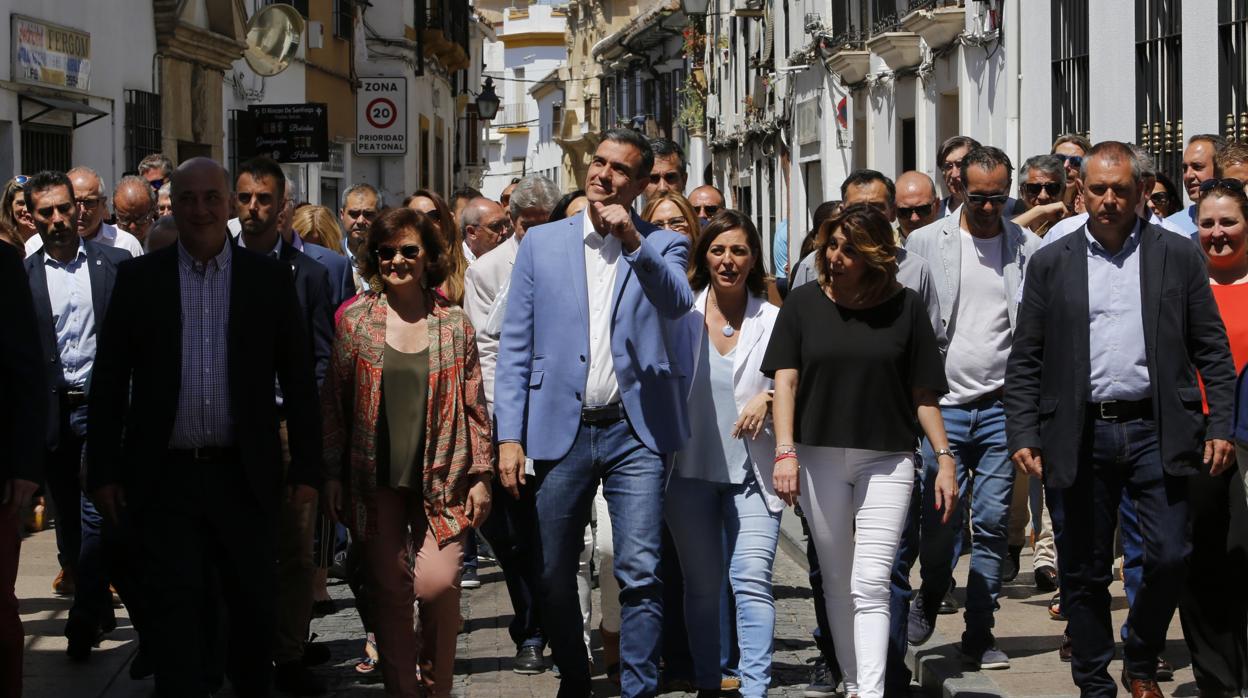 Sánchez junto a Calvo, Ambrosio y Díaz por las calles de Córdoba