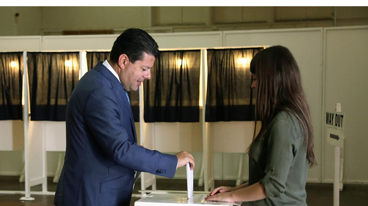 El ministro principal de Gibraltar, Fabian Picardo, deposita su voto