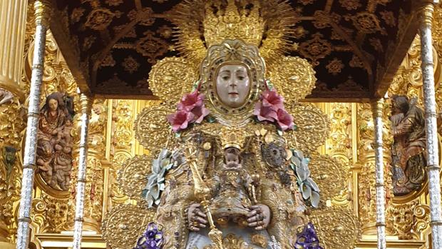 La Virgen del Rocío amanece en su paso para celebrar la Romería del Centenario