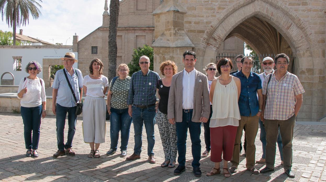 En el centro de la image, el candidato a la Alcaldía por IU, Pedro García, en la Fuensanta