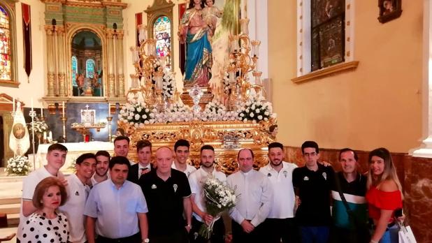 El Córdoba Futsal hace una ofrenda floral y se encomienda a la Virgen María Auxiliadora para la final