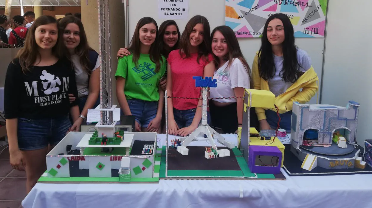 Alumnas del IES Fernando III El Santo (Córdoba) posan con sus proyectos