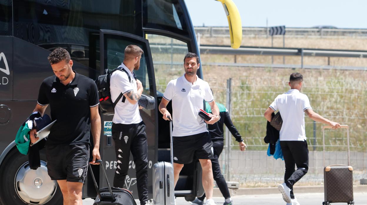 Flaño y Chus Herrero, cerca del autocar del Córdoba CF