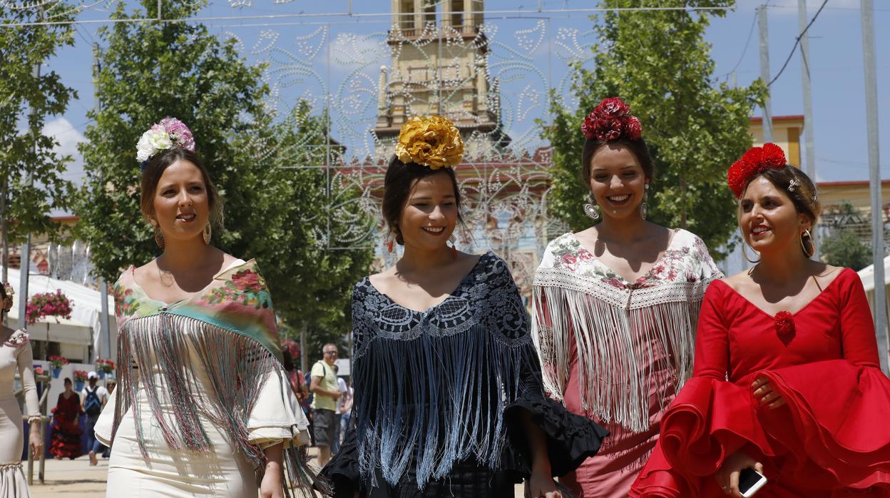 Jóvenes vestidas de flamencas en la pasada Feria